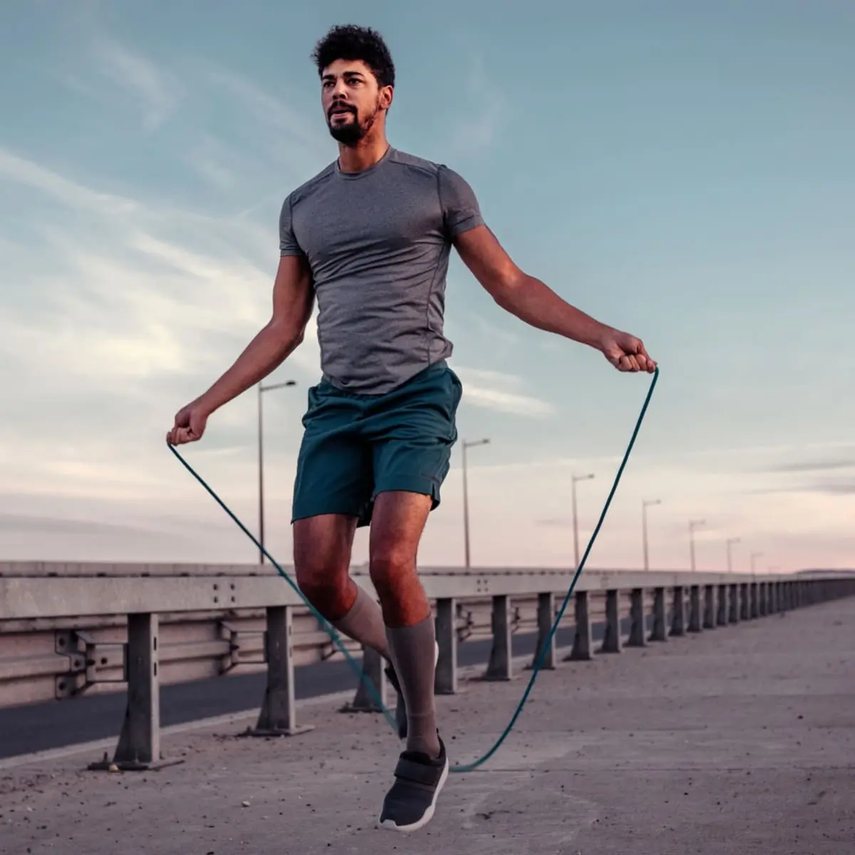 Men jumping rope on Fitsse app