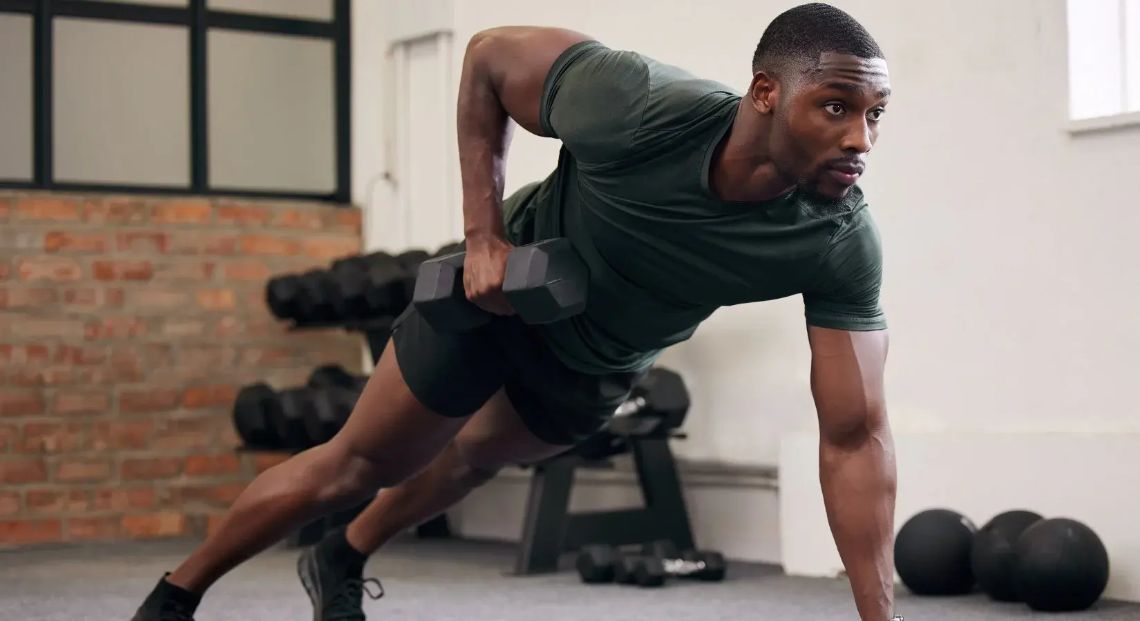 Men exercising with dumbbells with Fitsse app