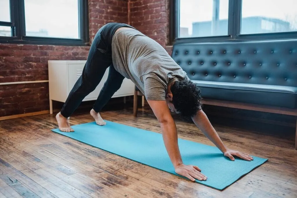 7 Rotinas de Yoga Para Dor nas Costas e Ombros Travados