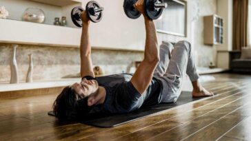 5 Passos para Montar um Treino em Casa Completo com Apenas um Par de Halteres